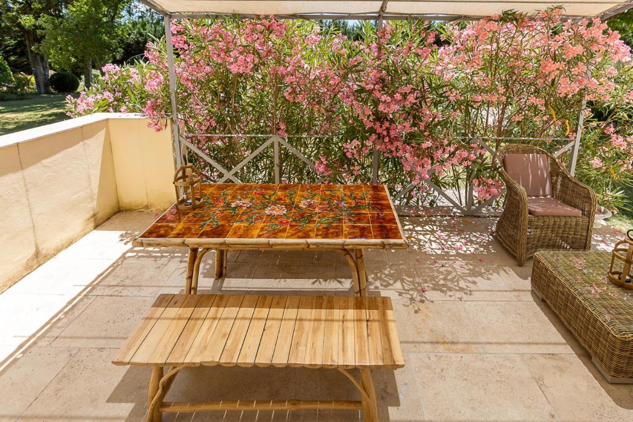 Mas De Capelou Bed & Breakfast อาวีญง ภายนอก รูปภาพ